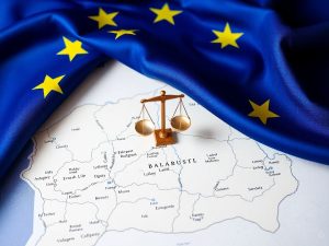 Drapel UE, hartă România, balanță justiție