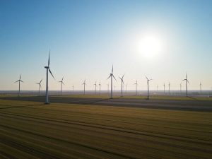 Turbine eoliene moderne pe un câmp verde.
