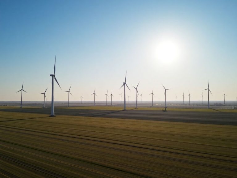 Turbine eoliene moderne pe un câmp verde.